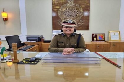 आरोप है कि प्रधान आरक्षक प्रमोद सिंह ने आरक्षक तदबीर सिंह को पीट दिया। जिसके बाद एएससपी पारुल माथुर ने दोनों को लाइन अटैच कर दिया है।