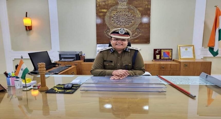 आरोप है कि प्रधान आरक्षक प्रमोद सिंह ने आरक्षक तदबीर सिंह को पीट दिया। जिसके बाद एएससपी पारुल माथुर ने दोनों को लाइन अटैच कर दिया है।