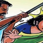 पिता की मौत की खबर से बौखलाए बेटे ने सौतेली मां पर किया जानलेवा हमला, रोते हुए थाने पहुंची महिला, बोली-साहब बचा लो…