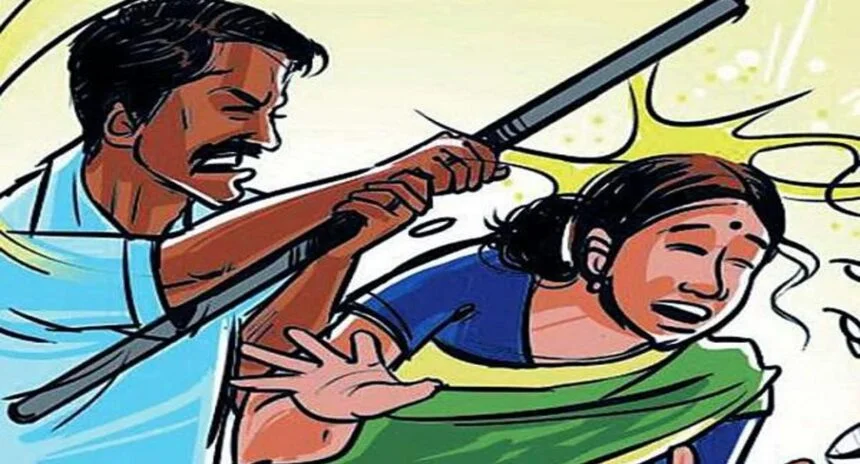 पिता की मौत की खबर से बौखलाए बेटे ने सौतेली मां पर किया जानलेवा हमला, रोते हुए थाने पहुंची महिला, बोली-साहब बचा लो…