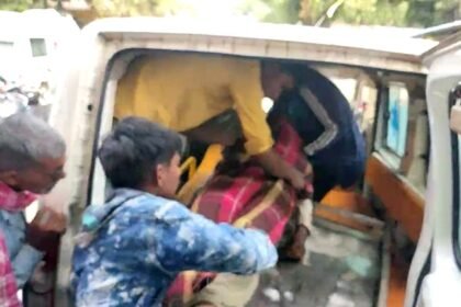 रेलवे ट्रैक पार करते समय एक पिता-पुत्र ट्रेन की चपेट में आ गए जिससे दोनों की मौत हो गई।