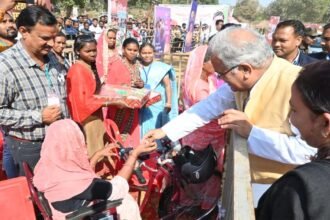 सीएम बघेल ने भेंट मुलाकात के दौरान समाज कल्याण विभाग के हितग्राहियों को सहायक उपकरण एवं चेक का किया वितरण