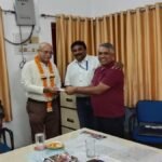 सीजीएम बेदी को दी ससम्मान विदाई, सोसायटी ने जमा पूंजी का प्रदान किया चेक