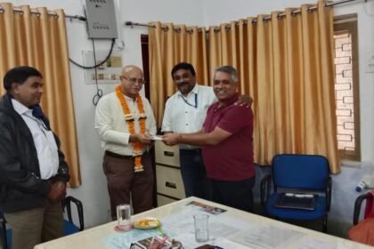 सीजीएम बेदी को दी ससम्मान विदाई, सोसायटी ने जमा पूंजी का प्रदान किया चेक