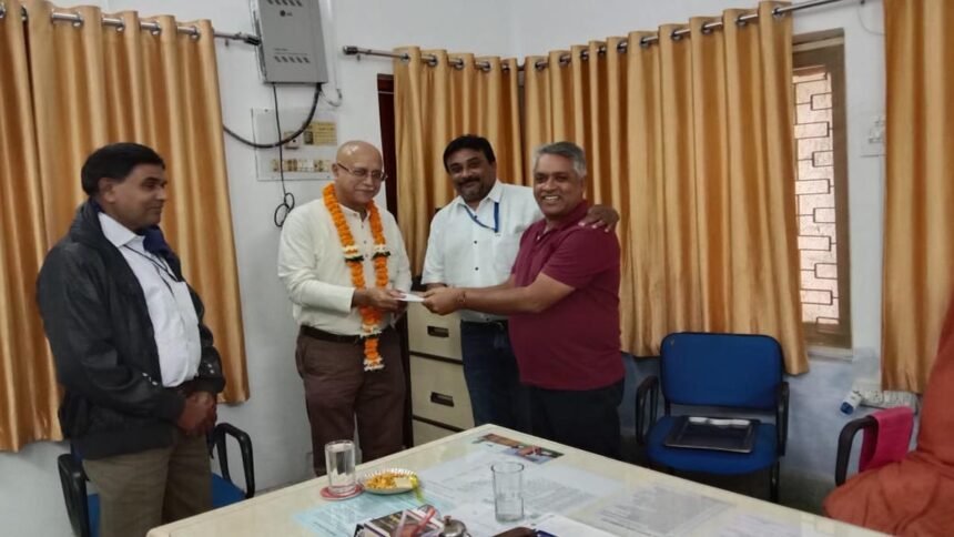 सीजीएम बेदी को दी ससम्मान विदाई, सोसायटी ने जमा पूंजी का प्रदान किया चेक