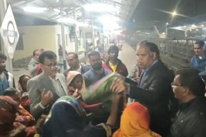 Collector's humanitarian initiative: Distributed blankets to people who are chilling in the cold