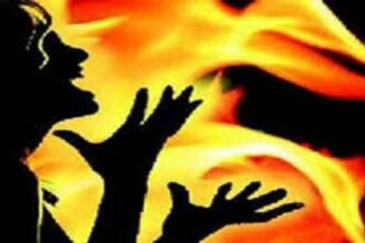 रिटायर्ड TI की पत्नी ने खुद को लगाया आग, पुलिस से बोली टीवी देखकर उड़ेल लिया मिट्टी तेल, 90% तक जली