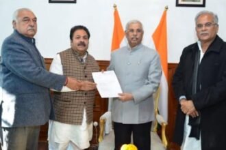 सीएम कौन?: विधायक दल की बैठक से पहले प्रदेश अध्यक्ष समर्थकों का हंगामा, भूपेश बघेल के सामने की नारेबाजी