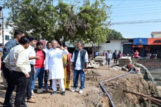 मुख्य मार्ग पर बन रहे बाक्स कल्वट का किया निरीक्षण, मुख्य नाला का लाइनिंग करने गृहमंत्री ने दिए निर्देश