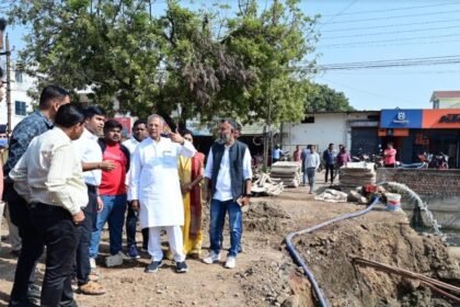 मुख्य मार्ग पर बन रहे बाक्स कल्वट का किया निरीक्षण, मुख्य नाला का लाइनिंग करने गृहमंत्री ने दिए निर्देश
