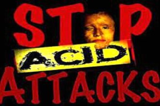 Acid Attack: छोटी बहन के साथ जा रही नाबालिग लड़की पर दो युवकों ने फेंका तेजाब, चेहरा ढक कर आए थे बाइक पर