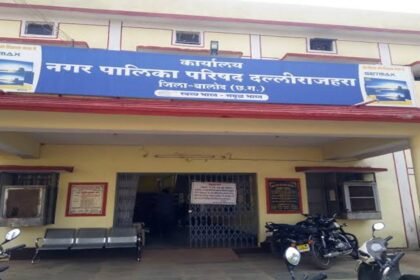 नगर पालिका उपाध्यक्ष की दादागिरी, दुकान के सामने से टेंट हटाने बोला तो युवक से की जमकर मारपीट, थाने पहुंचा मामला