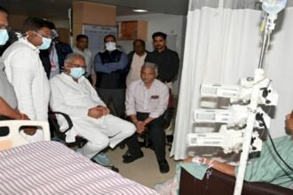 कांग्रेस के वरिष्ठ विधायक की बिगड़ी तबीयत, हालचाल जानने अस्पताल पहुुंचे सीएम भूपेश, बोले बड़े भैय्या आप जल्द स्वस्थ हो