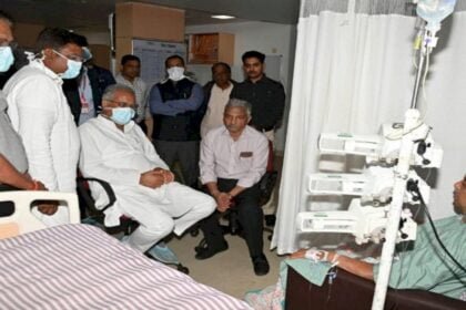 कांग्रेस के वरिष्ठ विधायक की बिगड़ी तबीयत, हालचाल जानने अस्पताल पहुुंचे सीएम भूपेश, बोले बड़े भैय्या आप जल्द स्वस्थ हो