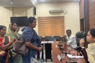 मोबाइल नंबर के चक्कर में नहीं हो पा रही सहायता राशि का भुगतान, आवेदन के साथ जनदर्शन में पहुंची महिला ने बताई अपनी व्यथा