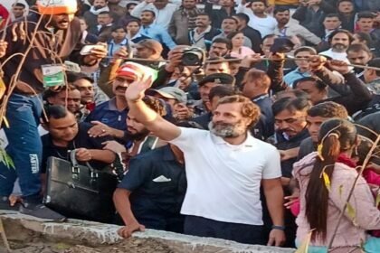 राहुल गांधी की भारत जोड़ो यात्रा में युवक ने खुद को लगाया आग, किसानों ने यात्रा के रास्ते में फेंके लहसुन, राज्य सरकार के खिलाफ कह दी ये बड़ी बात