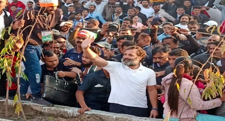 राहुल गांधी की भारत जोड़ो यात्रा में युवक ने खुद को लगाया आग, किसानों ने यात्रा के रास्ते में फेंके लहसुन, राज्य सरकार के खिलाफ कह दी ये बड़ी बात