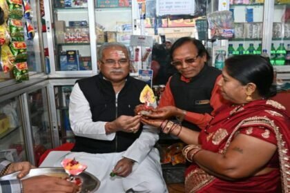 एक पान दुकान संचालक के न्योते पर पान खाने पहुंचे CM भूपेश, बोले पुराने दिन याद आ गए, गजब का स्वाद है इस पान में….