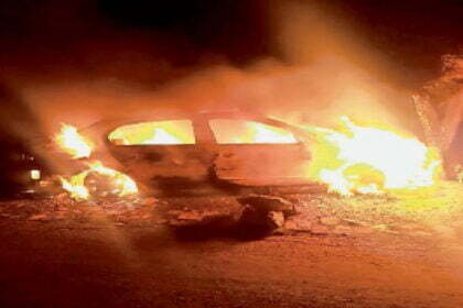 पेड़ से टकरा कर कार में लगी भयंकर आग, हादसे में गाड़ी में सवार दो लोगों की मौके पर मौत, चार लोग गंभीर रूप घायल