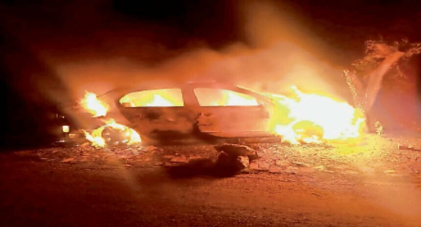 पेड़ से टकरा कर कार में लगी भयंकर आग, हादसे में गाड़ी में सवार दो लोगों की मौके पर मौत, चार लोग गंभीर रूप घायल