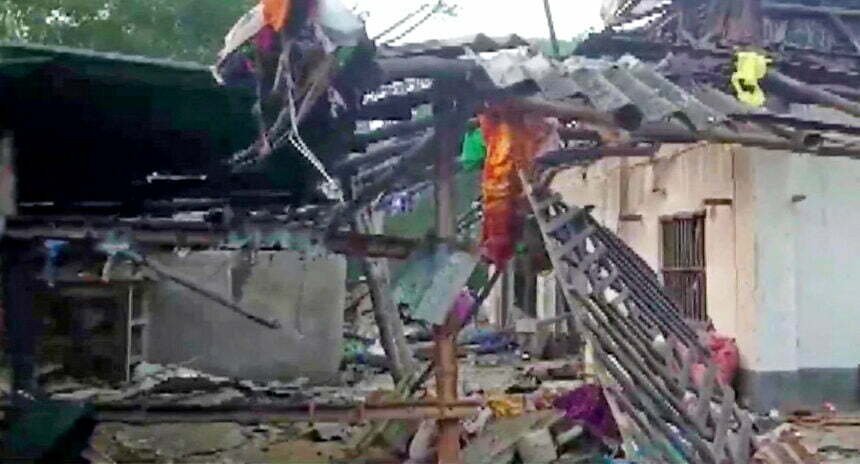 Big News: बूथ प्रेसिडेंट के घर बम ब्लास्ट, चपेट में आकर दो लोगों की मौत, दो की हालत गंभीर, जांच में जुटी पुलिस