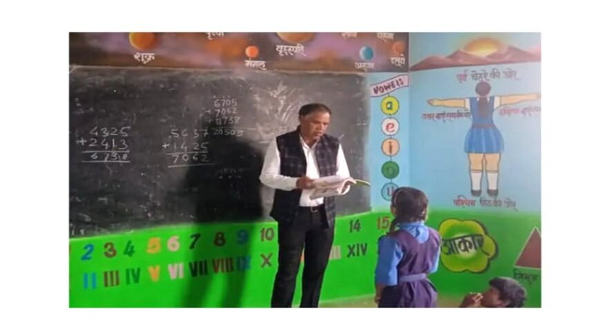 छत्तीसगढ़ के इस कलेक्टर की नेक सोच ने संवार दी 12 घुमांतु बच्चों की जिंदगी, पहले बीनते थे कचरा अब स्कूल में पढ़ रहे किताबें