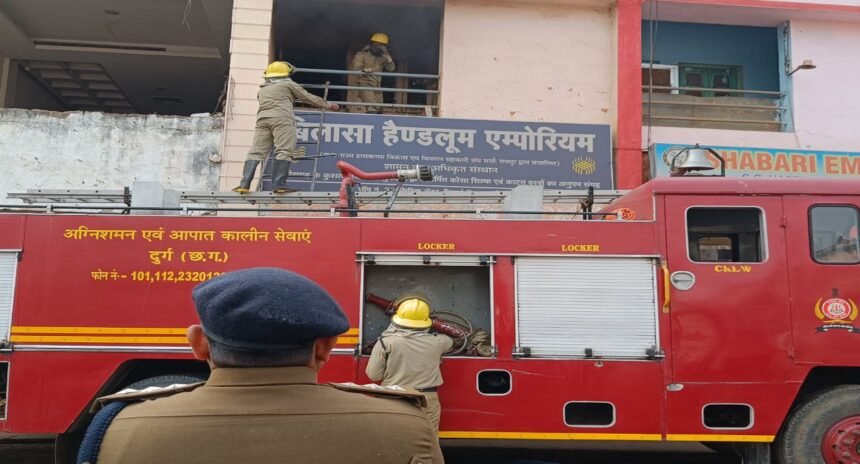 Bhilai Breaking: सिविक सेंटर मेन मार्केट में लगी भयंकर आग, बिलासा हैंडलूम एम्पोरियम के गोदाम में लाखों का माल जलकर हुआ राख