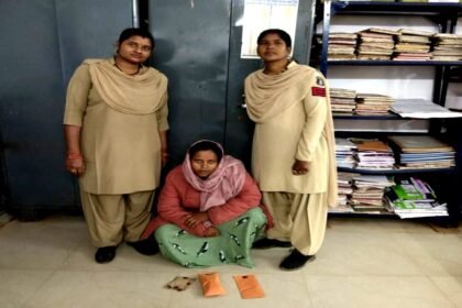 पुलिस ने छापेमार कार्रवाई करते हुए महिला को गिरफ्तार कर लिया है।
