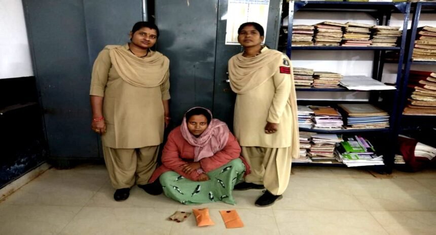पुलिस ने छापेमार कार्रवाई करते हुए महिला को गिरफ्तार कर लिया है।