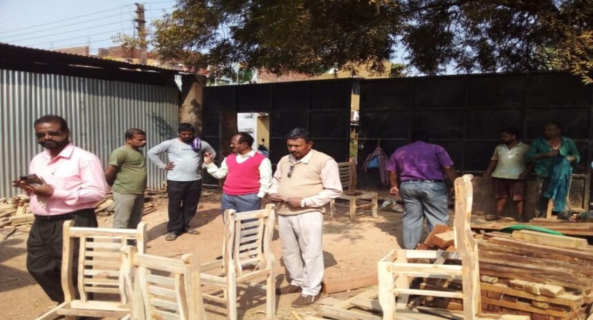 भिलाई निगम ने फर्नीचर दुकान को किया सील, बार-बार नोटिस देने के बाद भी नहीं माना संचालक तो अधिकारियों ने दिखाई सख्ती