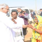 जब गरीब किसान दंपती को CM भूपेश ने कराई अपने हेलीकॉप्टर की सवारी, बोले ऐसा लग रहा दिन में सपने देख रहेजब गरीब किसान दंपती को CM भूपेश ने कराई अपने हेलीकॉप्टर की सवारी, बोले ऐसा लग रहा दिन में सपने देख रहे