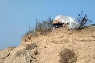 रेत माफियाओं के हौसले इतने बुलंद की खोद डाले 40 कब्र: तस्वीरें बयां कर रहीं अमानवीयता की कहानी, जाने क्या है मामला