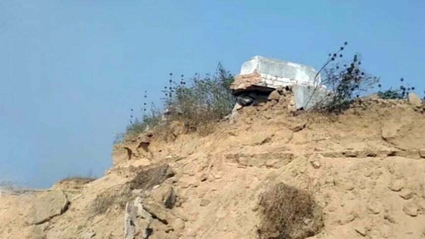 रेत माफियाओं के हौसले इतने बुलंद की खोद डाले 40 कब्र: तस्वीरें बयां कर रहीं अमानवीयता की कहानी, जाने क्या है मामला