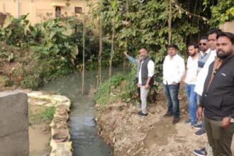 लोक निर्माण प्रभारी ने किया निरीक्षण, बाक्स कल्वट निर्माण के साथ ही नाला से निकाले मलबा