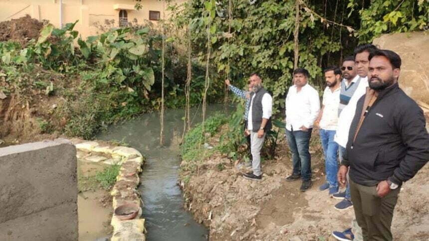 लोक निर्माण प्रभारी ने किया निरीक्षण, बाक्स कल्वट निर्माण के साथ ही नाला से निकाले मलबा