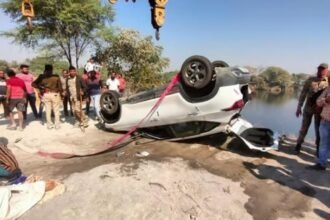 Road accident: uncontrollable car fell into the mine, four people of the same family died