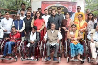 सांसद सरोज पांडेय ने दिव्यांगजनो व वृद्धजनों को स्वास्थ्य संबंधित सहायता उपकरणों का किया वितरण