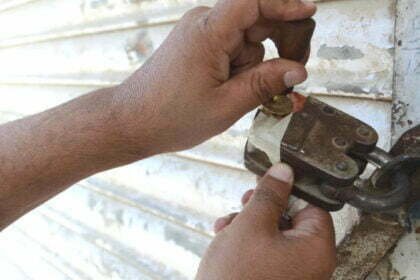 हद है, यहां कृषि केंद्र में बेच रहे थे इंसानों के बीमारी की दवाई, राजस्व विभाग ने छापा मारा तो मचा हड़कंप, छह दुकानें सीलहद है, यहां कृषि केंद्र में बेच रहे थे इंसानों के बीमारी की दवाई, राजस्व विभाग ने छापा मारा तो मचा हड़कंप, छह दुकानें सील