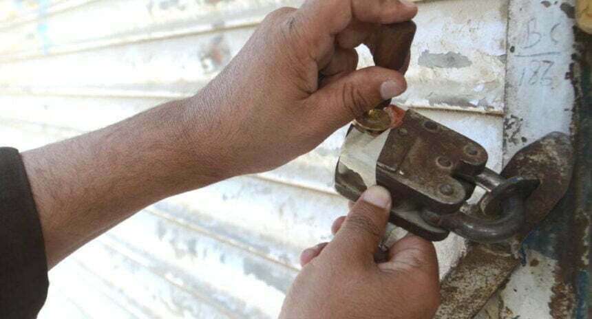 हद है, यहां कृषि केंद्र में बेच रहे थे इंसानों के बीमारी की दवाई, राजस्व विभाग ने छापा मारा तो मचा हड़कंप, छह दुकानें सीलहद है, यहां कृषि केंद्र में बेच रहे थे इंसानों के बीमारी की दवाई, राजस्व विभाग ने छापा मारा तो मचा हड़कंप, छह दुकानें सील