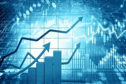 शेयर बाजार में चार दिनों की गिरावट पर ब्रेक, सेंसेक्स 900 अंक उछला, निफ्टी 18000 के पार