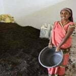वर्मी खाद उत्पादन कर चार बच्चों सहित बेहतर जीवन जी रहीं सावित्री, अब तक कमा चुकी इतने लाख रुपए