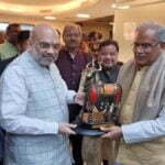 सीएम बघेल ने केंद्रीय गृह मंत्री अमित शाह से की मुलाकात, प्रदेश की संस्कृति पर आधारित कलाकृति भेंट की