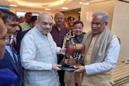 सीएम बघेल ने केंद्रीय गृह मंत्री अमित शाह से की मुलाकात, प्रदेश की संस्कृति पर आधारित कलाकृति भेंट की