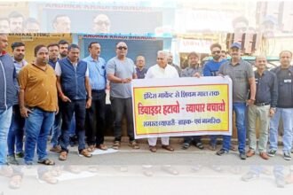 विधानसभा रवाना होने से पूर्व वोरा ने कलेक्टर से की चर्चा, कहा-डिवाइडर की समस्या का समाधान करे प्रशासन