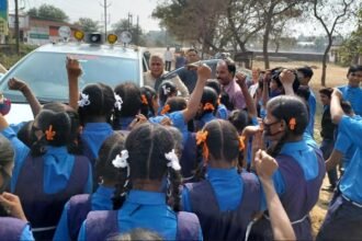 विधायक को स्कूली बच्चों ने घेरा, यहां पर निरीक्षण का किया आग्रह, जाने क्या पूरा मामला
