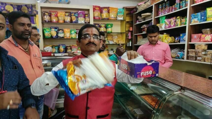 प्रतिबंधित एवं सिंगल यूज प्लास्टिक को लेकर निगम की बड़ी कार्यवाही, जप्ती के साथ लगाया 40000 रुपए का जुर्माना