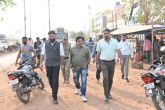 आयुक्त ने किया निरीक्षण: सर्विस रोड किनारे तैयार होगा वेेंडिंग जोन, कबाड़ गुमटियों को हटाने काम जारी, ट्रैफिक से मिलेगी राहत