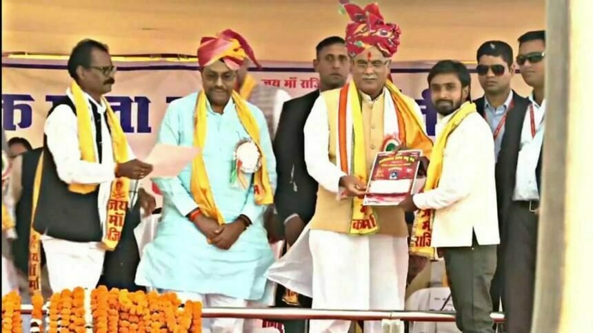 रक्तदान के क्षेत्र में उत्कृष्ट सेवा के लिए सीएम बघेल ने राजिम में किया सूरज साहू का सम्मान