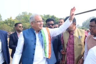 मुख्यमंत्री को अपने बीच पाकर कर ग्रामीणों में भारी उत्साह, 30 नर्तकों के दल ने करमा नृत्य कर किया स्वागत