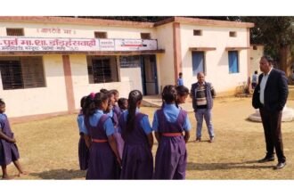 कलेक्टर ने स्कूल में बच्चों की क्लास ली, छत्तीसगढ़ी बोली, कला-संस्कृति एवं पारम्परिक परिधान के बारे में रोचक जानकारी ली